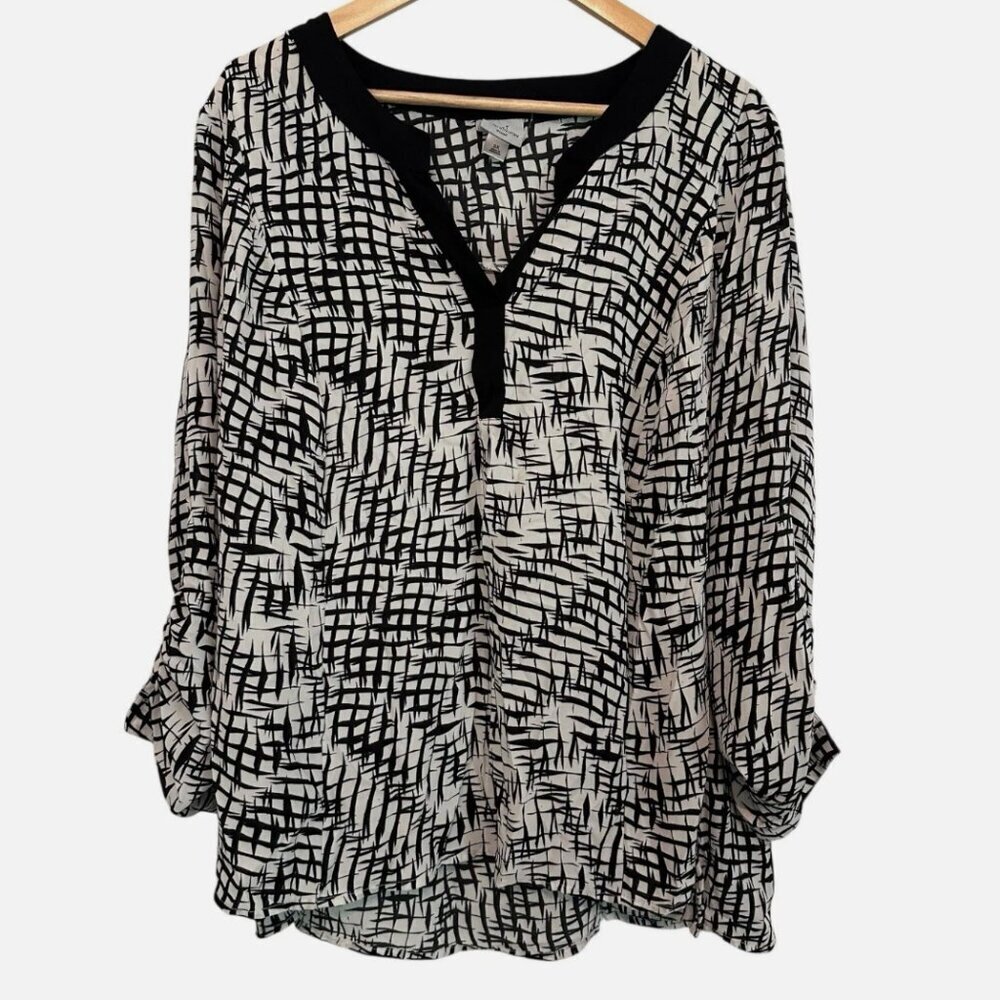 3/$18✨Women's 3X Black White VNeck Work Casual PLUS Flowy Roll Tab Sleeve Blouse